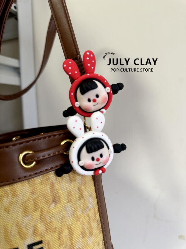 Multi-girl bag with a pendant brooch